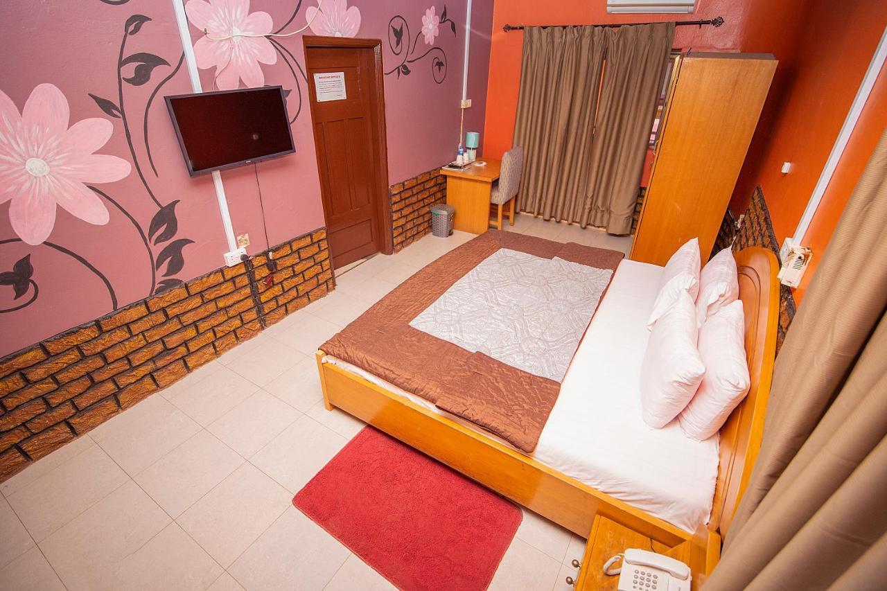 Hilton View Hotel Ogbodjo Екстериор снимка