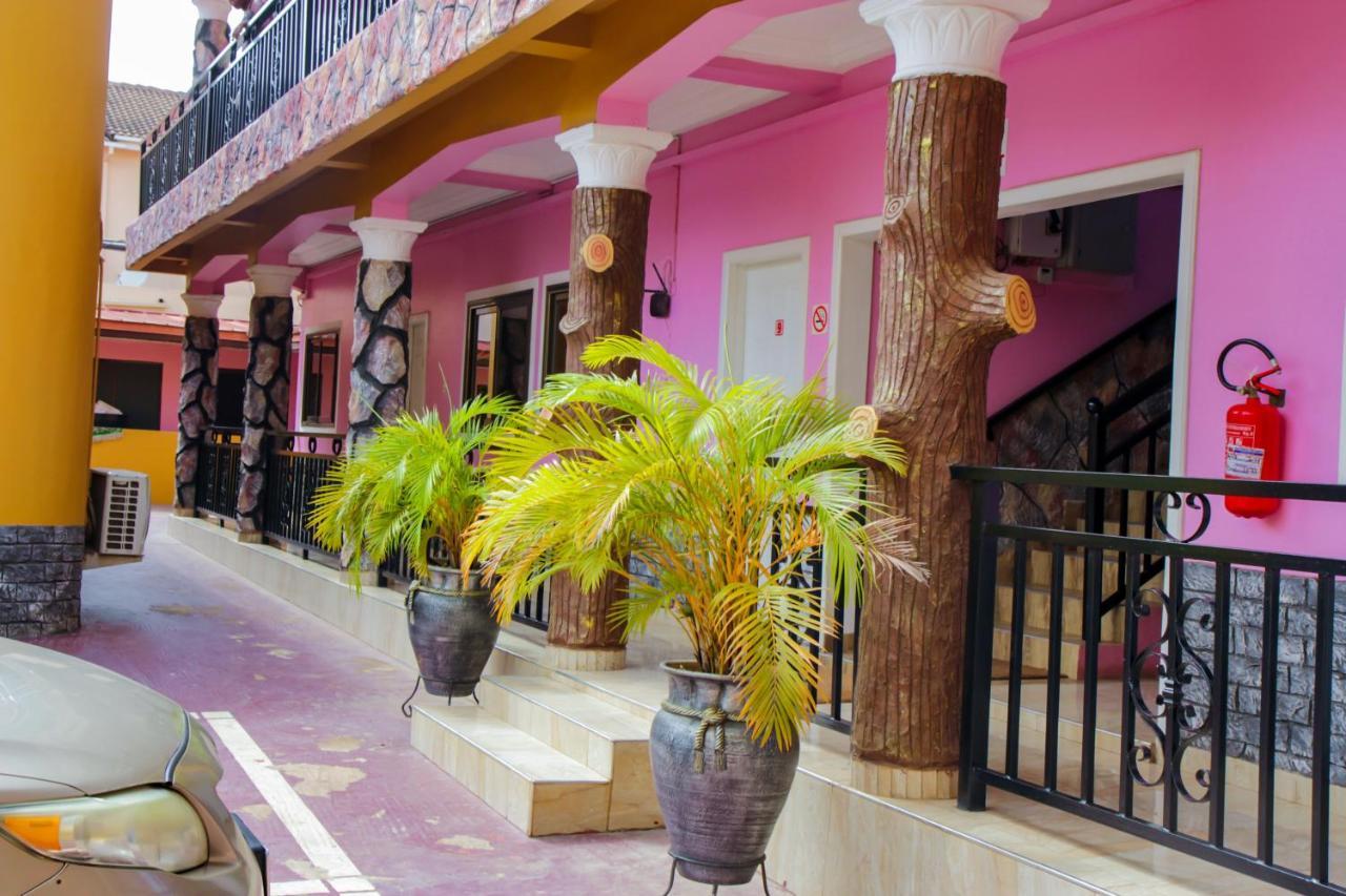 Hilton View Hotel Ogbodjo Екстериор снимка